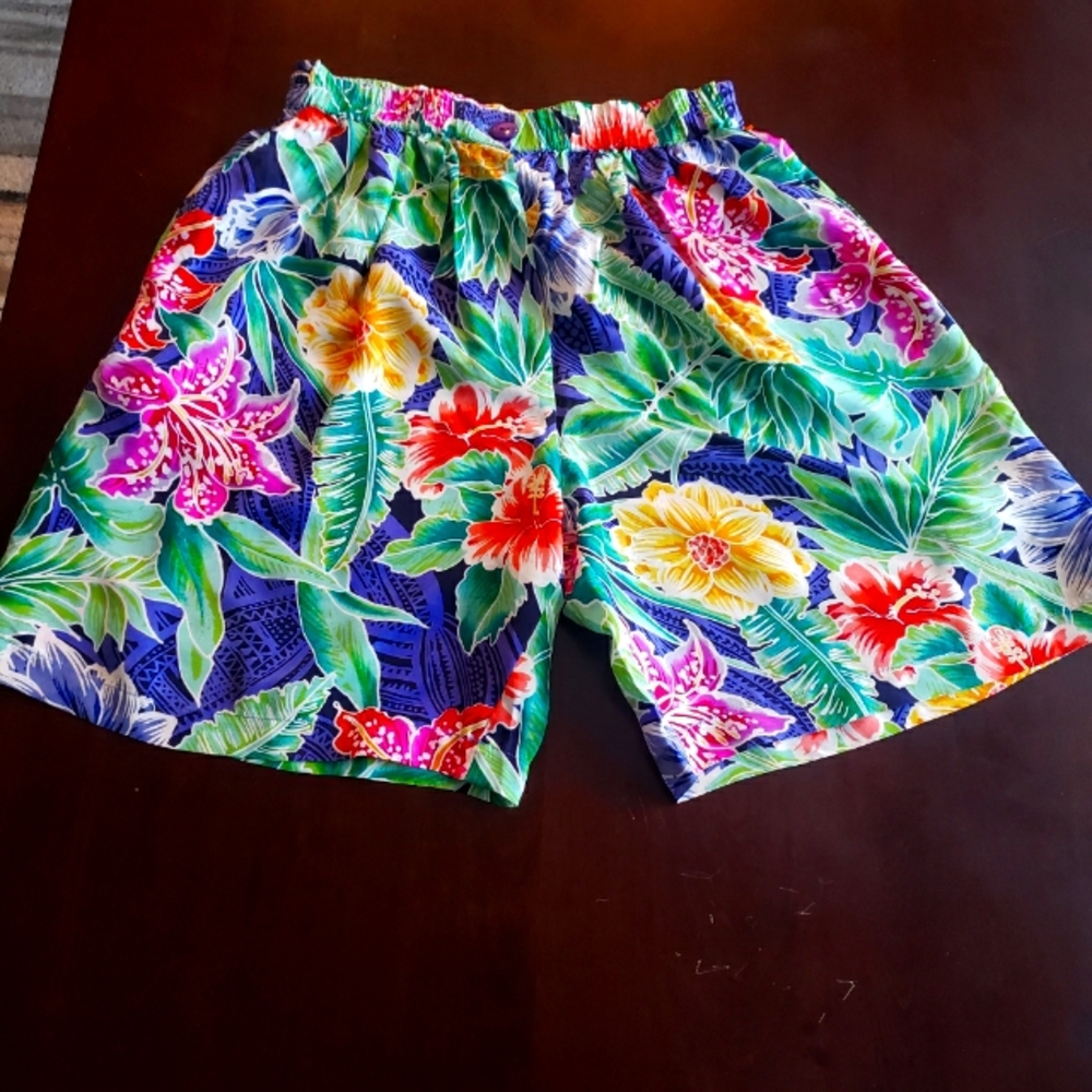 100% Silk  Shorts Hawaiian. Men's.  Size S